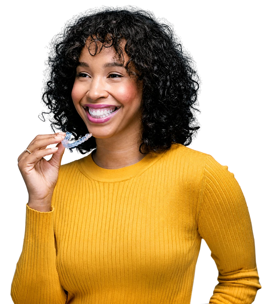 mulher feliz com aparelho odontologico
